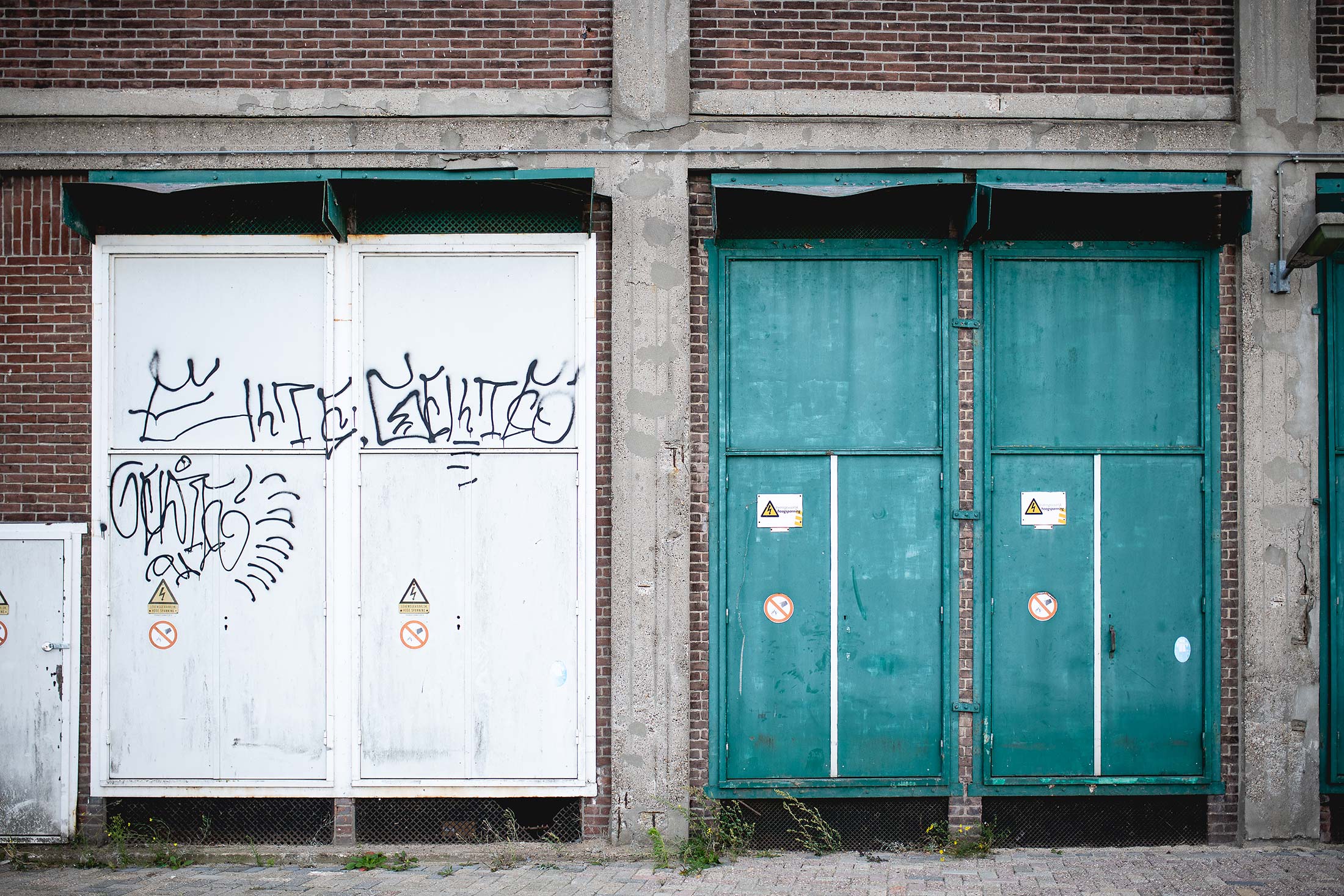 Grijze en groene deur met graffiti bij Nyma Nijmegen - Emil Cobussen Photography