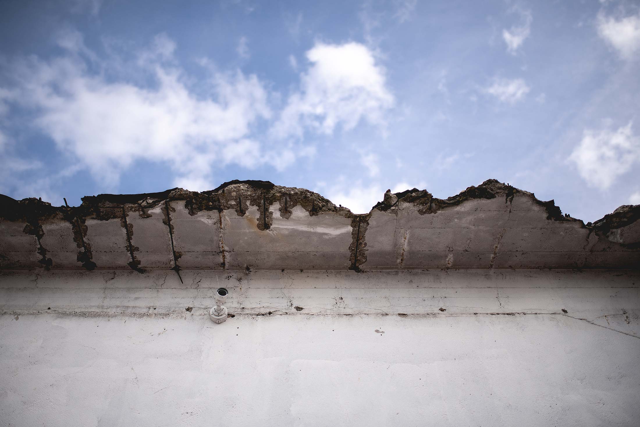 Afgebrokkelde muur en blauwe lucht bij Nyma Nijmegen - Emil Cobussen Photography
