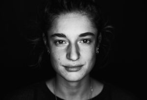 Portret Close van Violaine Fourrier in zwart wit - Emil Cobussen Nijmegen
