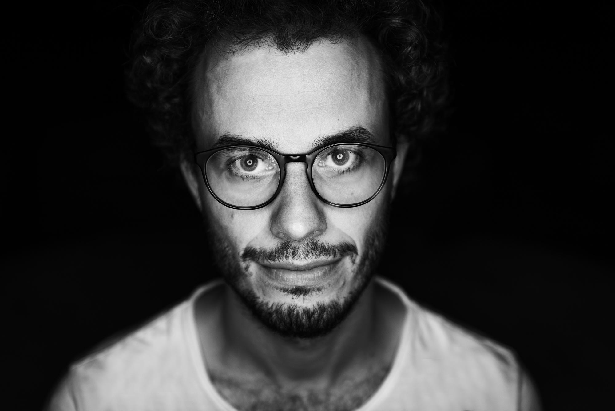 Portret Close van Jonatan Brand in zwart wit - Emil Cobussen Nijmegen