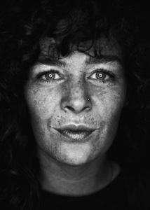 Portret Close van Kelly core in zwart wit - Emil Cobussen Nijmegen